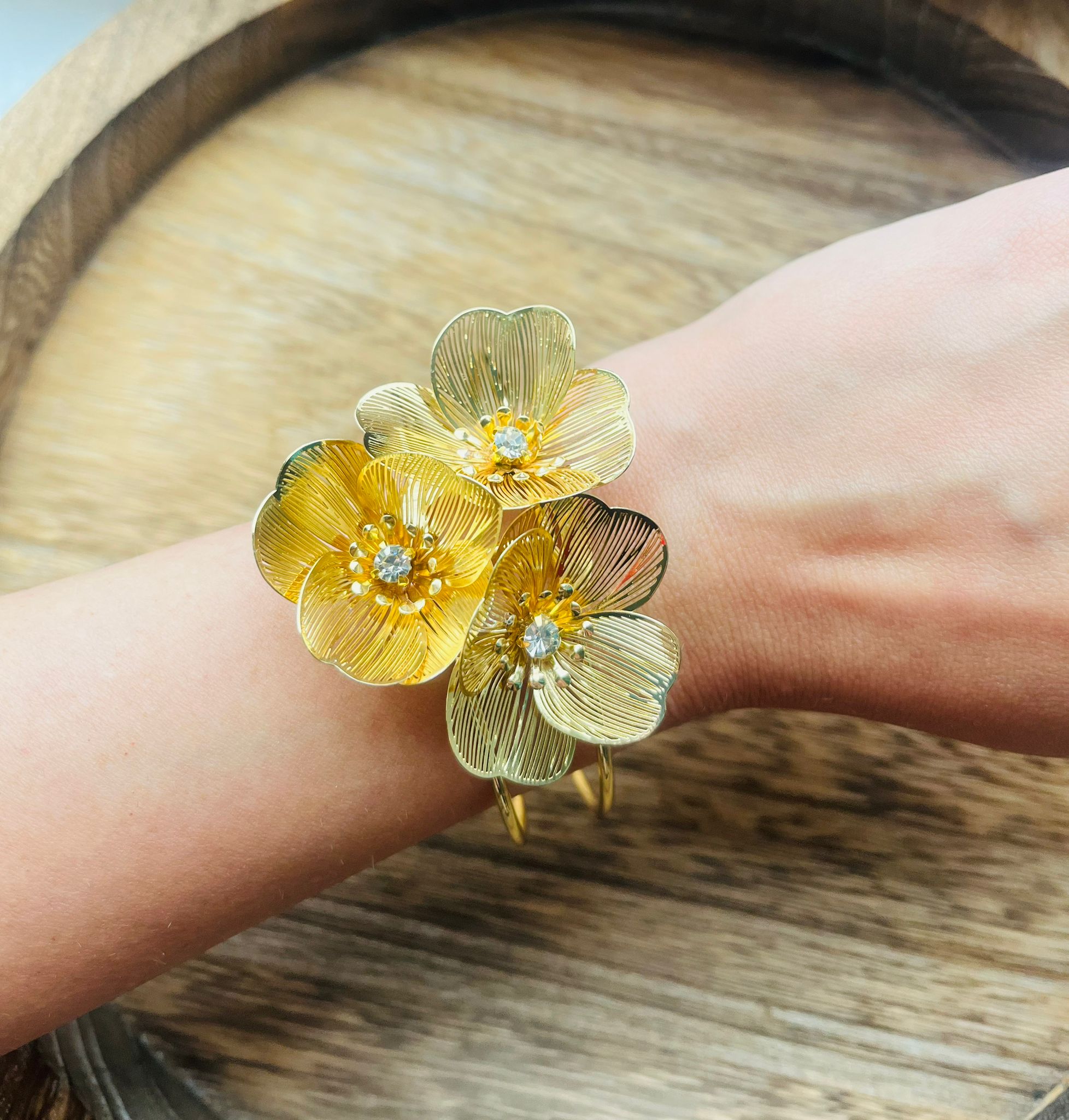 Bransoletka Regulowana w Kolorze Złotym z Kwiatami z Stali Nierdzewnej