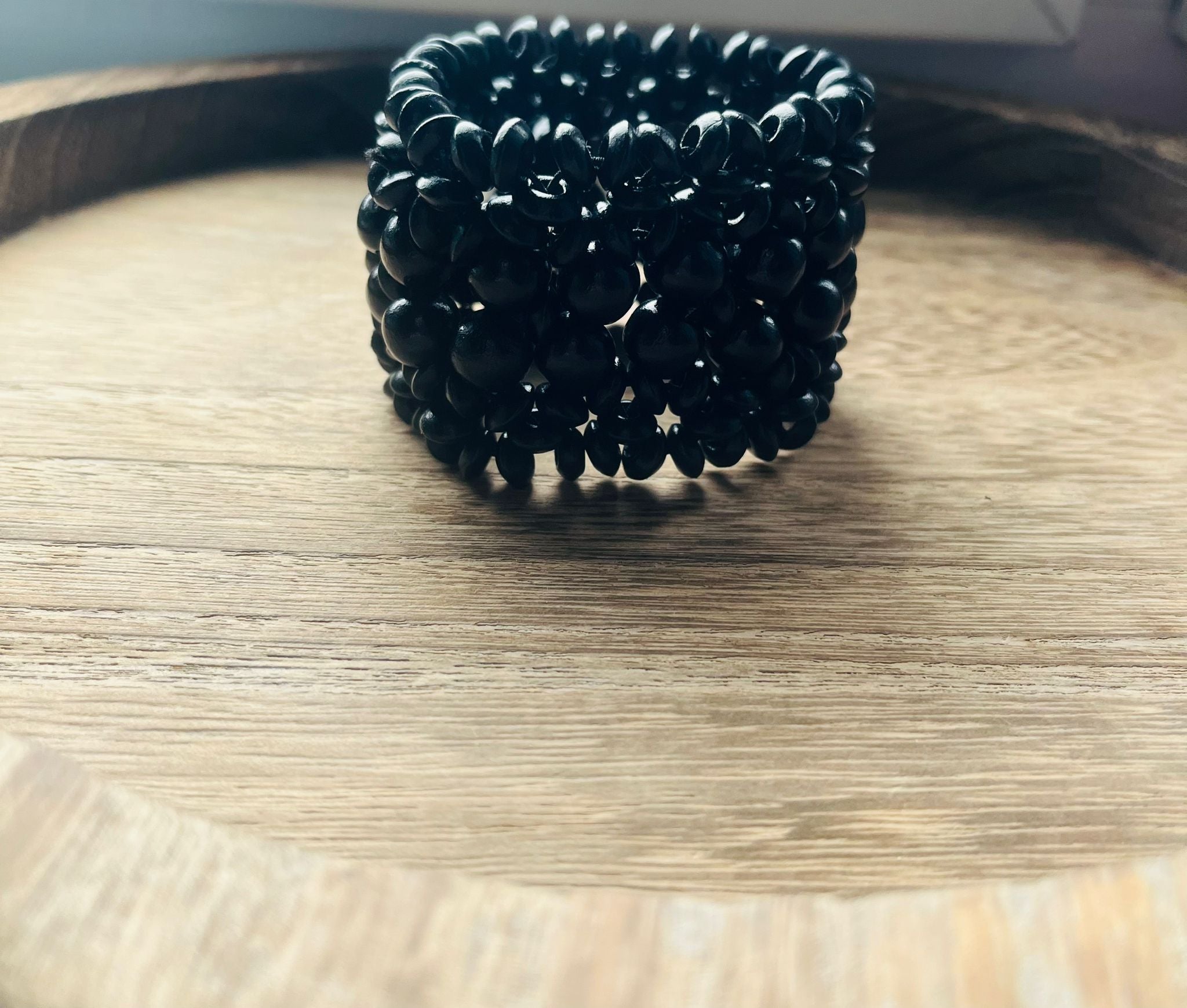 Bransoletka z drewnianymi koralikami w kolorze czarnym.