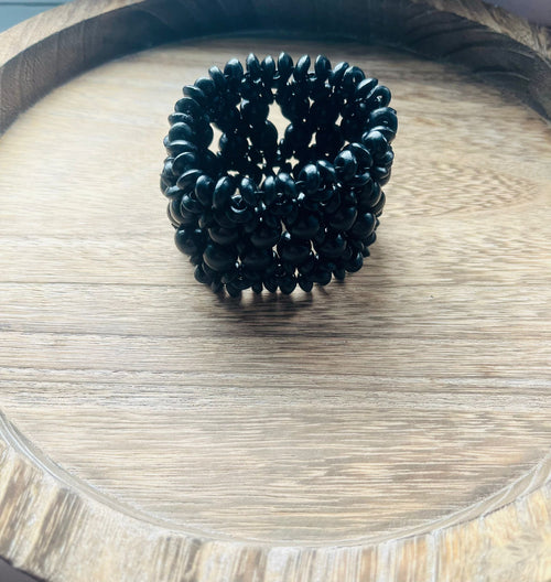 Bransoletka z drewnianymi koralikami w kolorze czarnym.