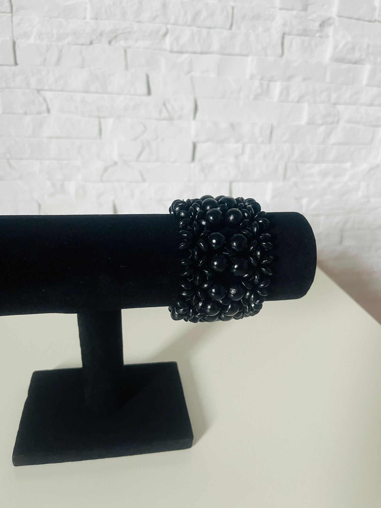 Bransoletka z drewnianymi koralikami w kolorze czarnym.