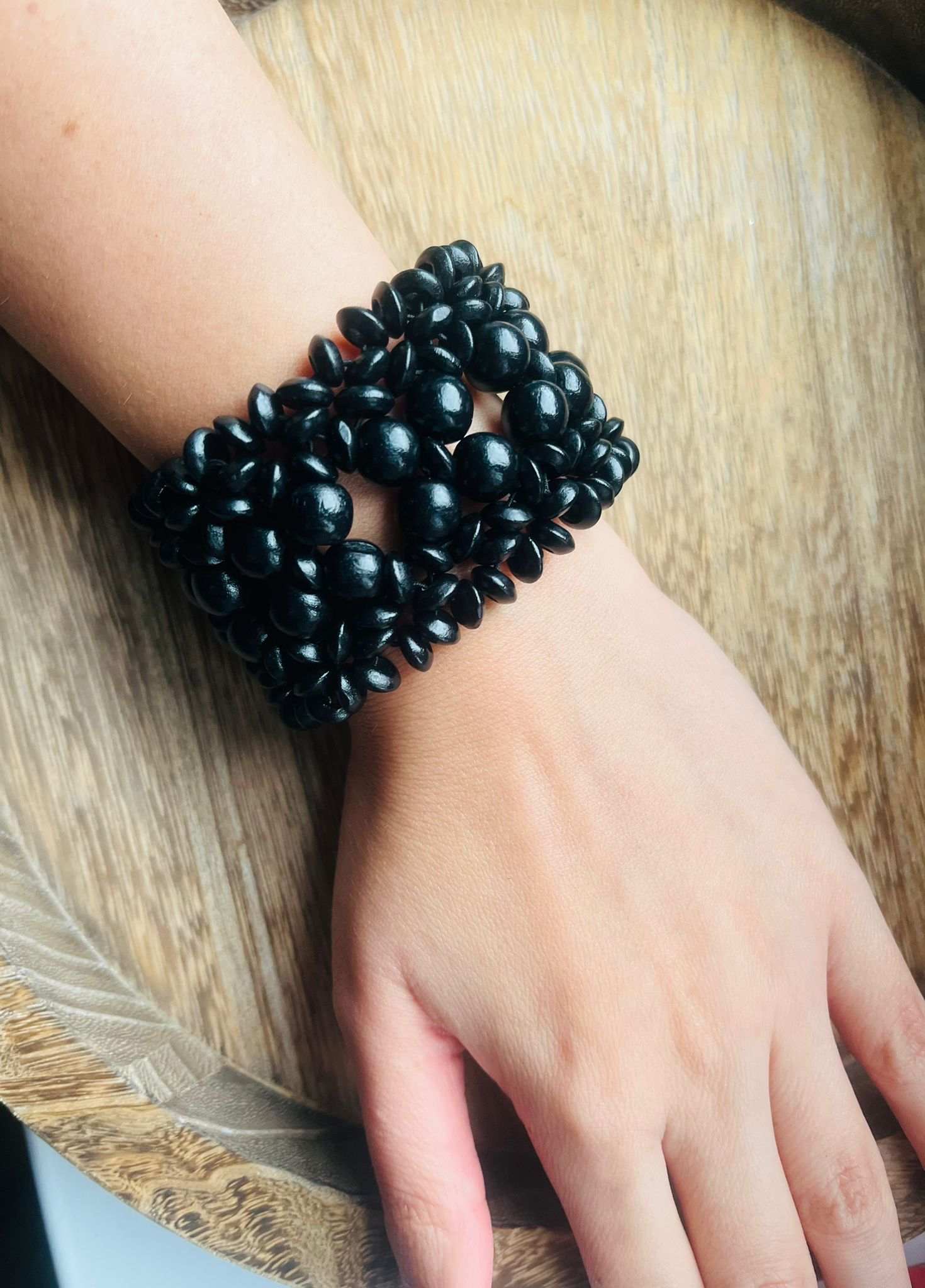 Bransoletka z drewnianymi koralikami w kolorze czarnym.