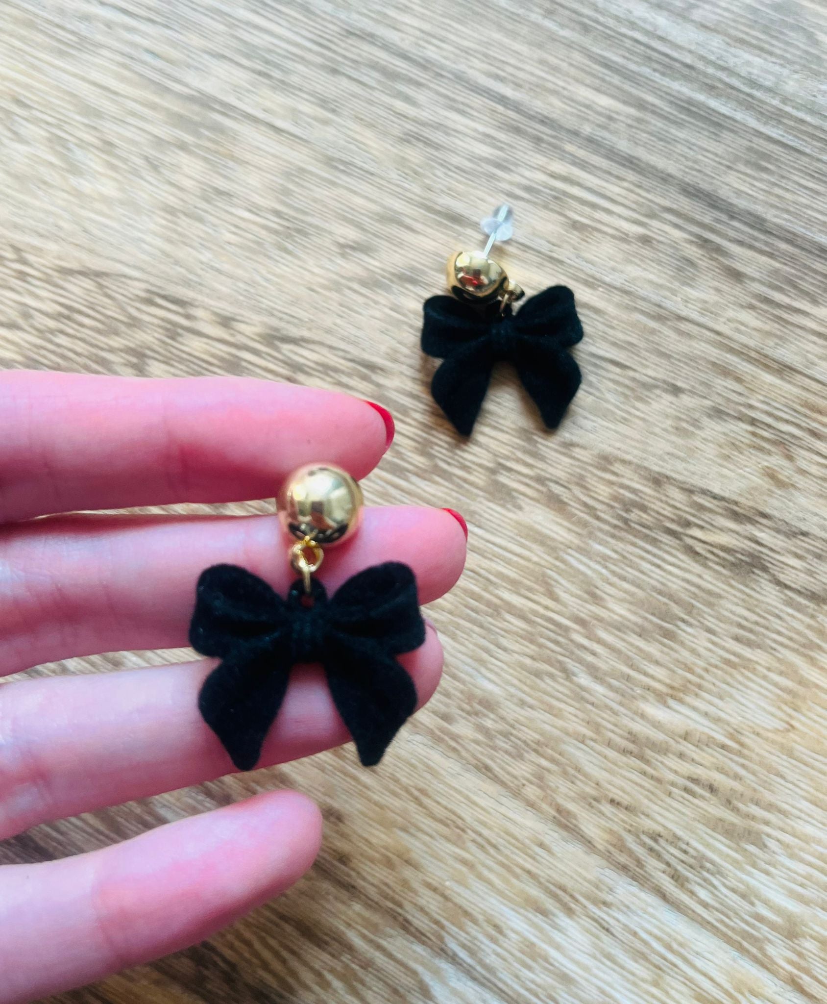 Eleganckie Kolczyki Sztyfty z Kokardkami w Kolorze Czarnym