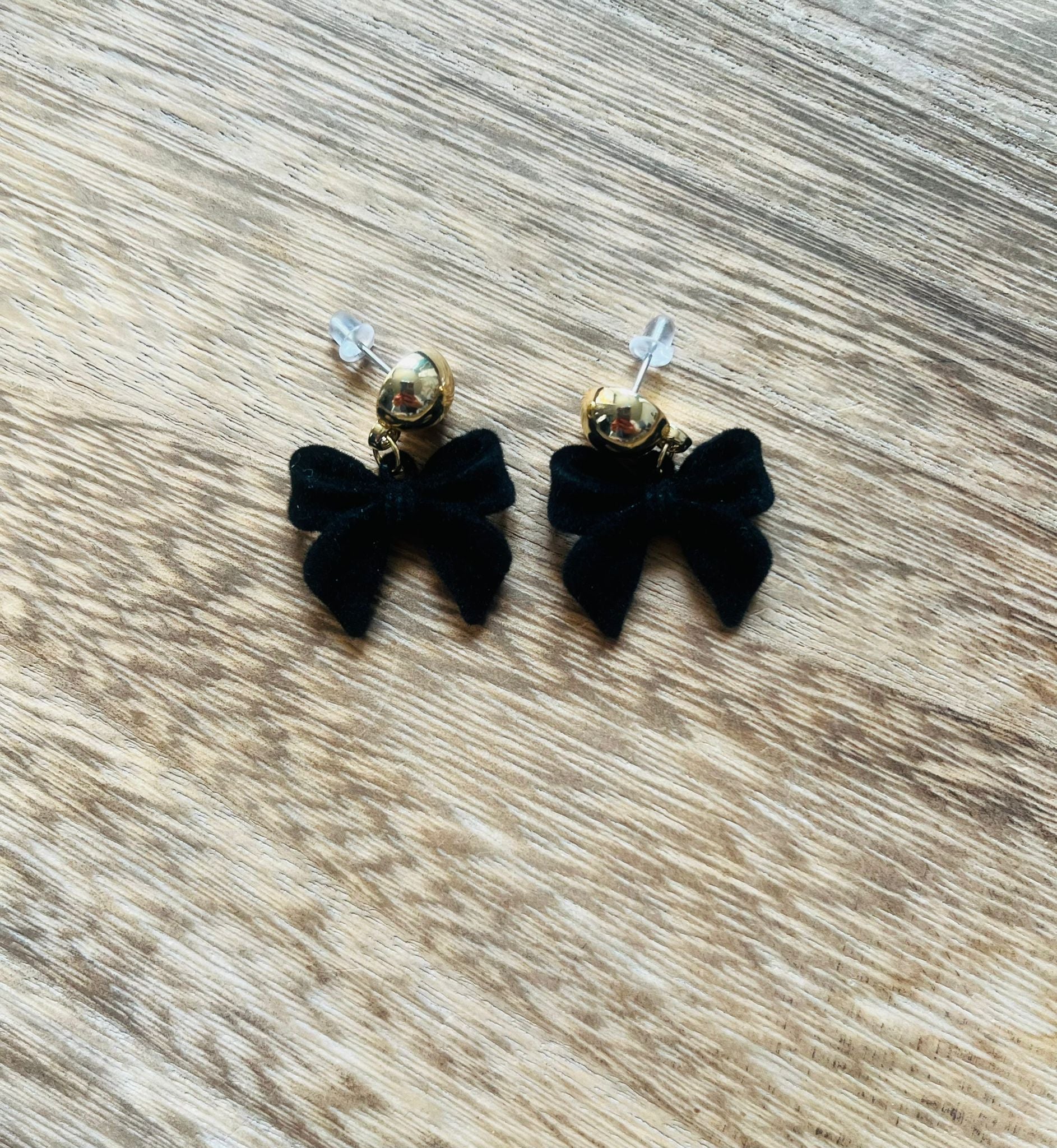 Eleganckie Kolczyki Sztyfty z Kokardkami w Kolorze Czarnym