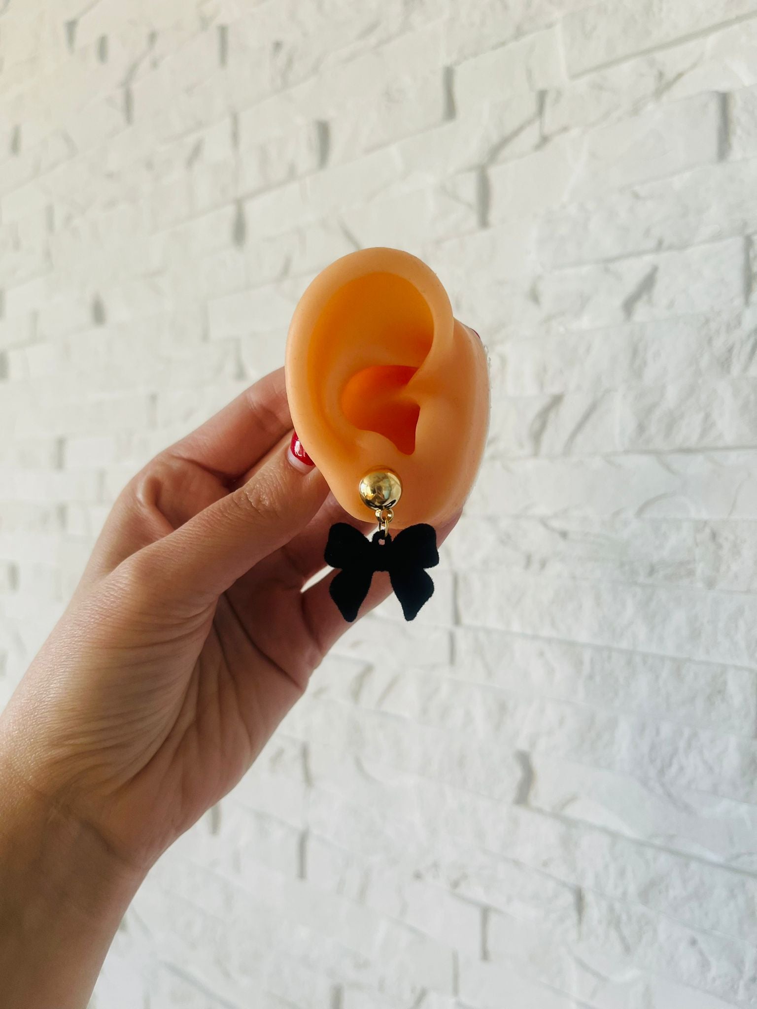 Eleganckie Kolczyki Sztyfty z Kokardkami w Kolorze Czarnym