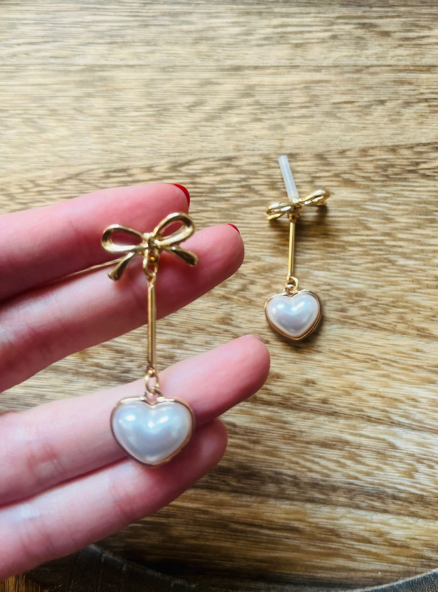 Kolczyki Sztyfty z Kokardkami i Wiszącymi Serduszkami