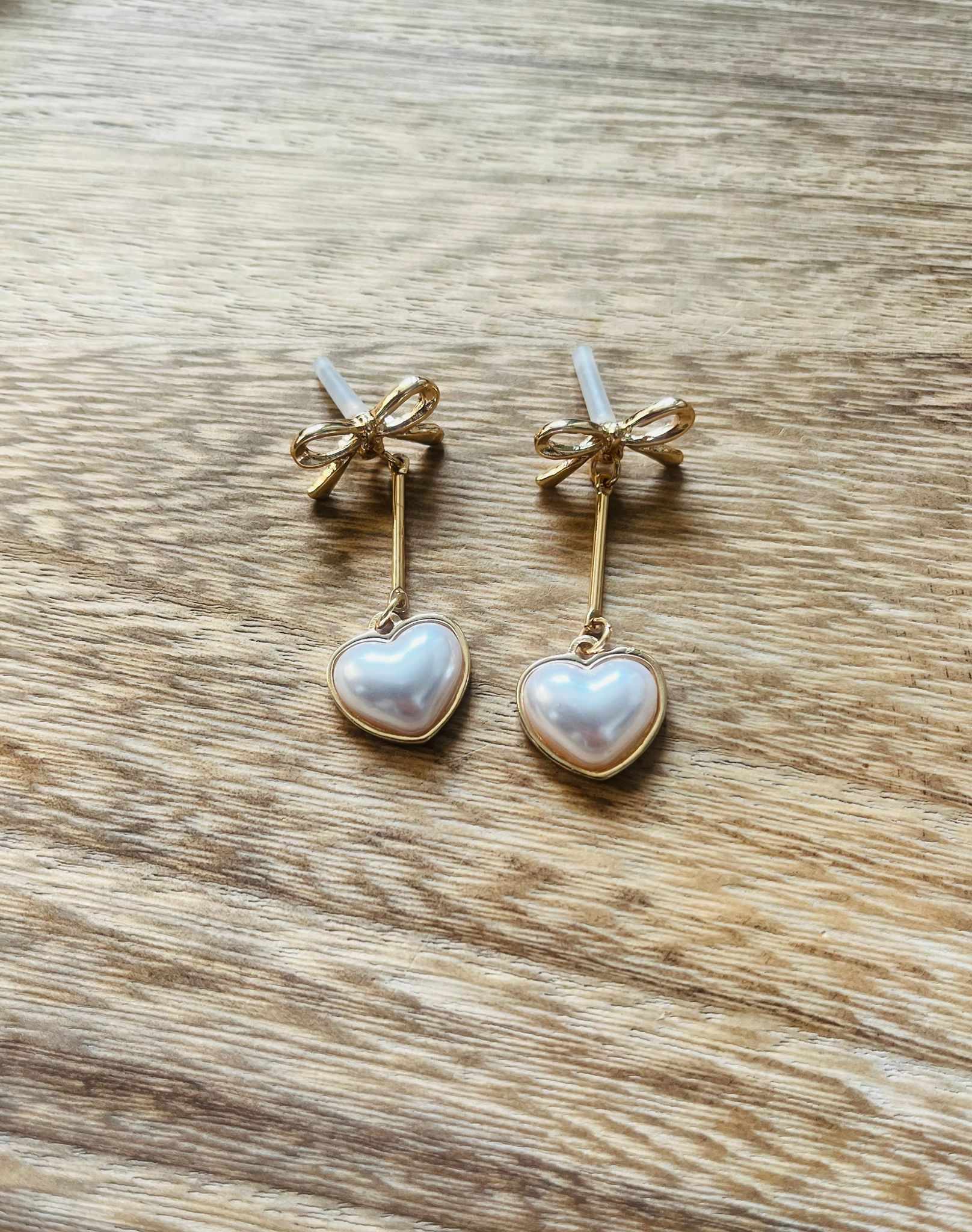 Kolczyki Sztyfty z Kokardkami i Wiszącymi Serduszkami