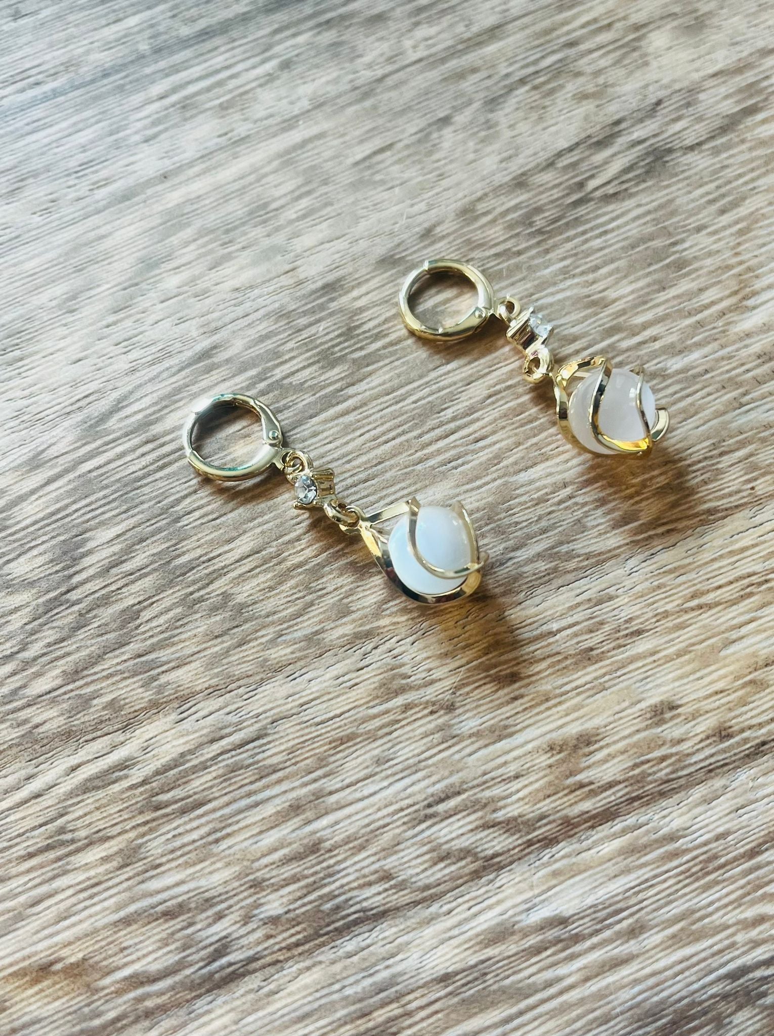 Cudne Kolczyki Wiszące z Kryształkami w Kolorze Złotym