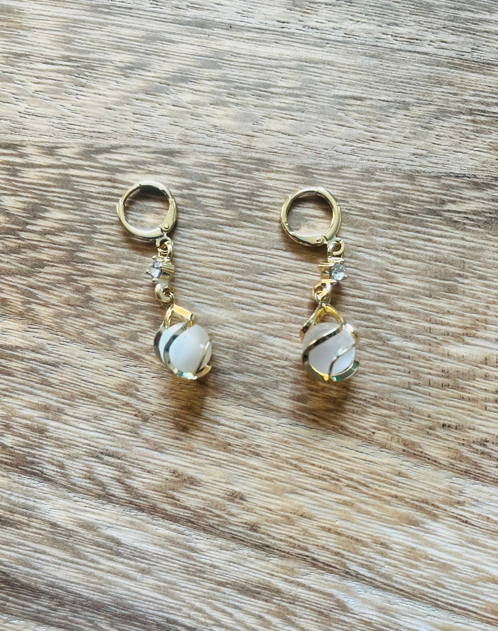 Cudne Kolczyki Wiszące z Kryształkami w Kolorze Złotym