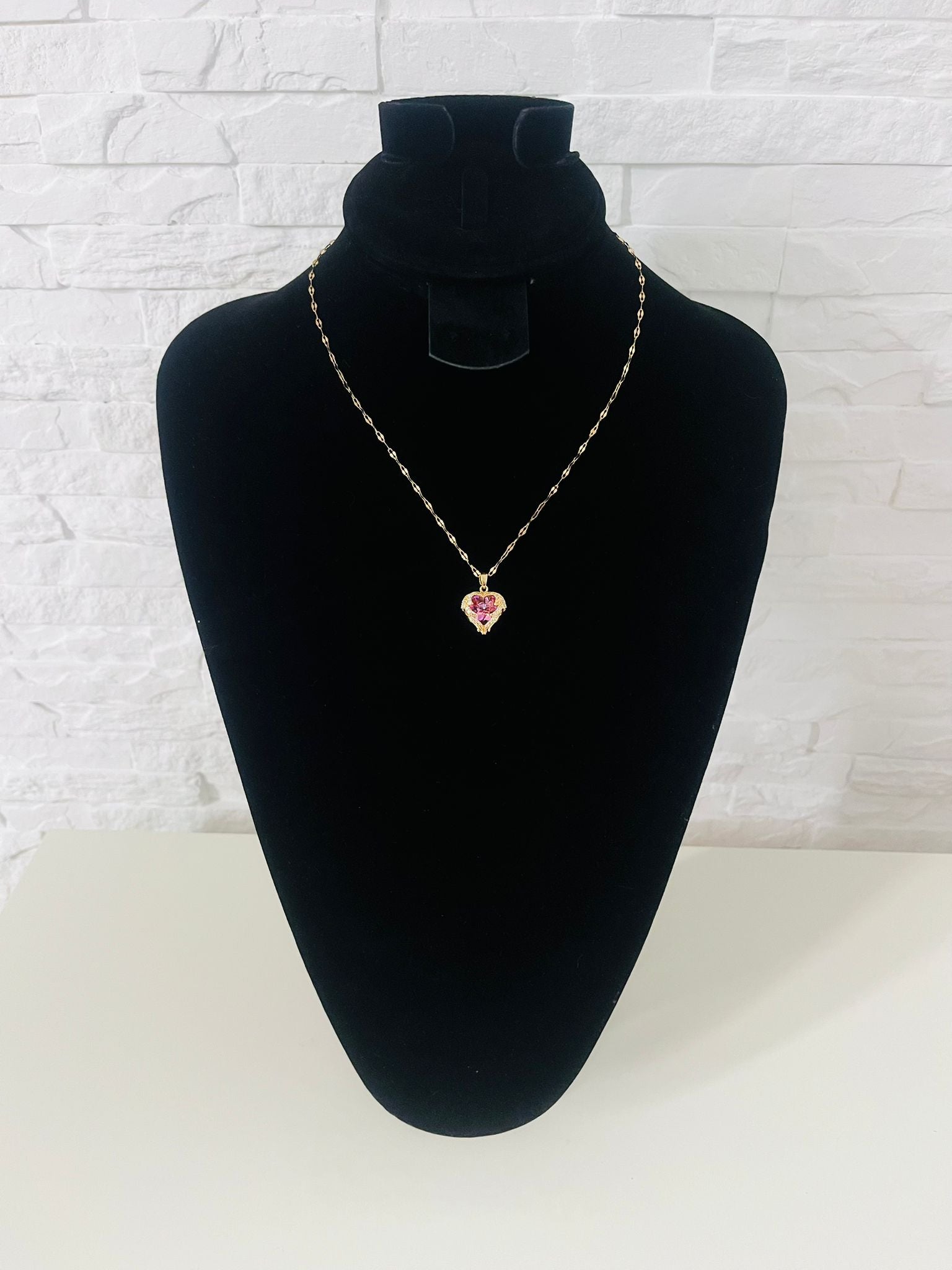 Elegancki Naszyjnik z wisiorkiem w kształcie serca - złoty odcień z różowym akcentem