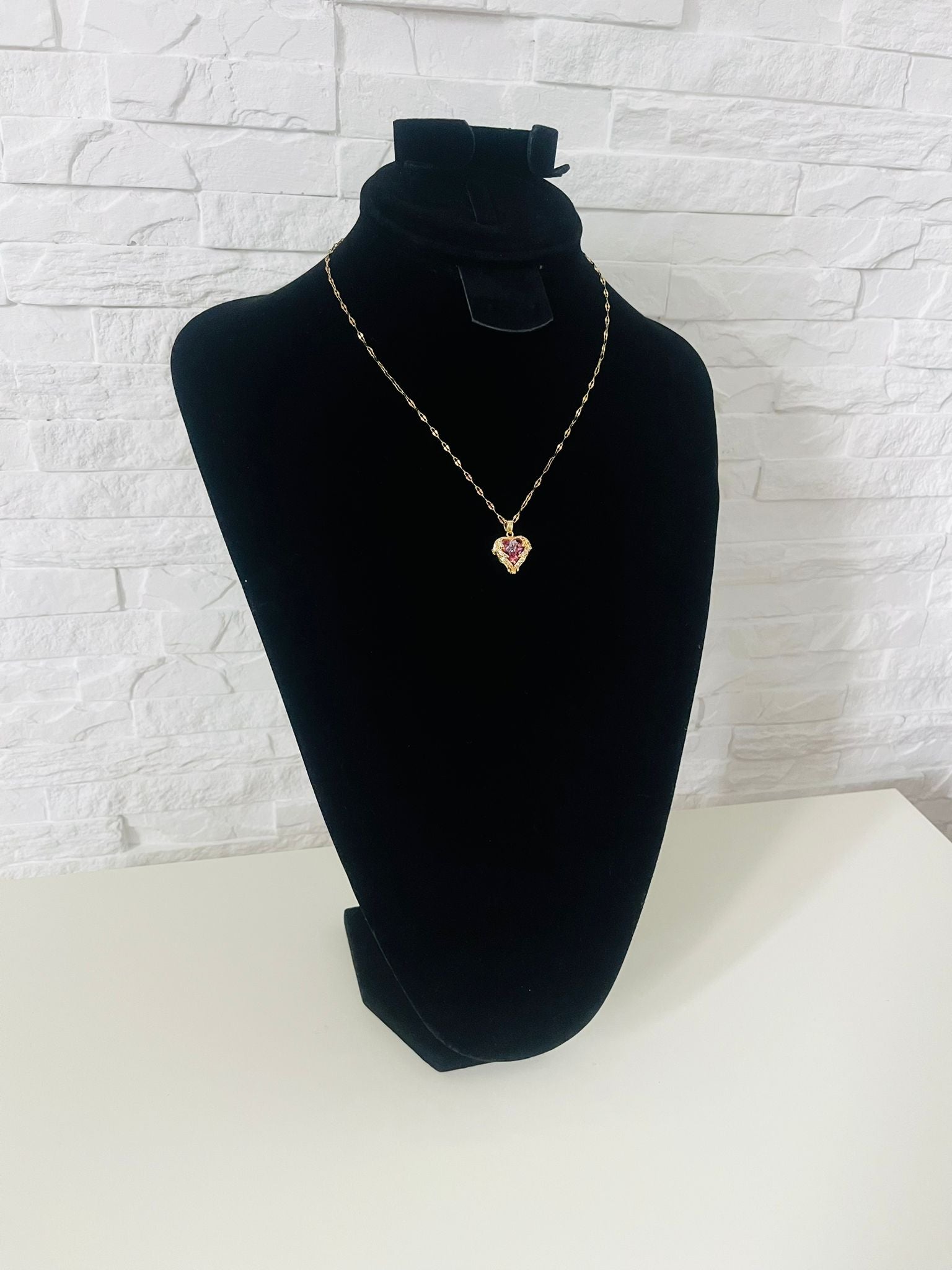 Elegancki Naszyjnik z wisiorkiem w kształcie serca - złoty odcień z różowym akcentem