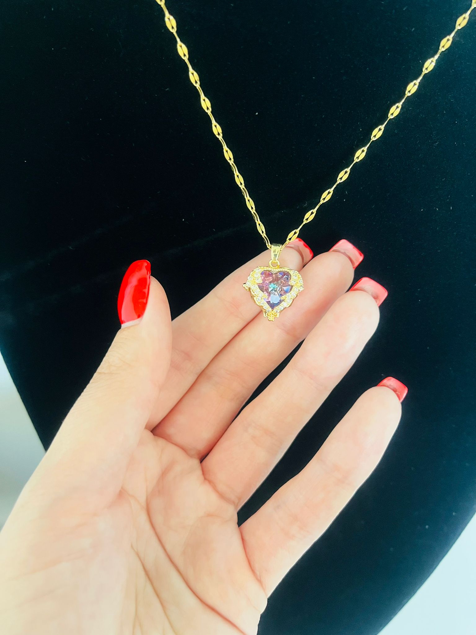 Elegancki Naszyjnik z wisiorkiem w kształcie serca - złoty odcień z różowym akcentem