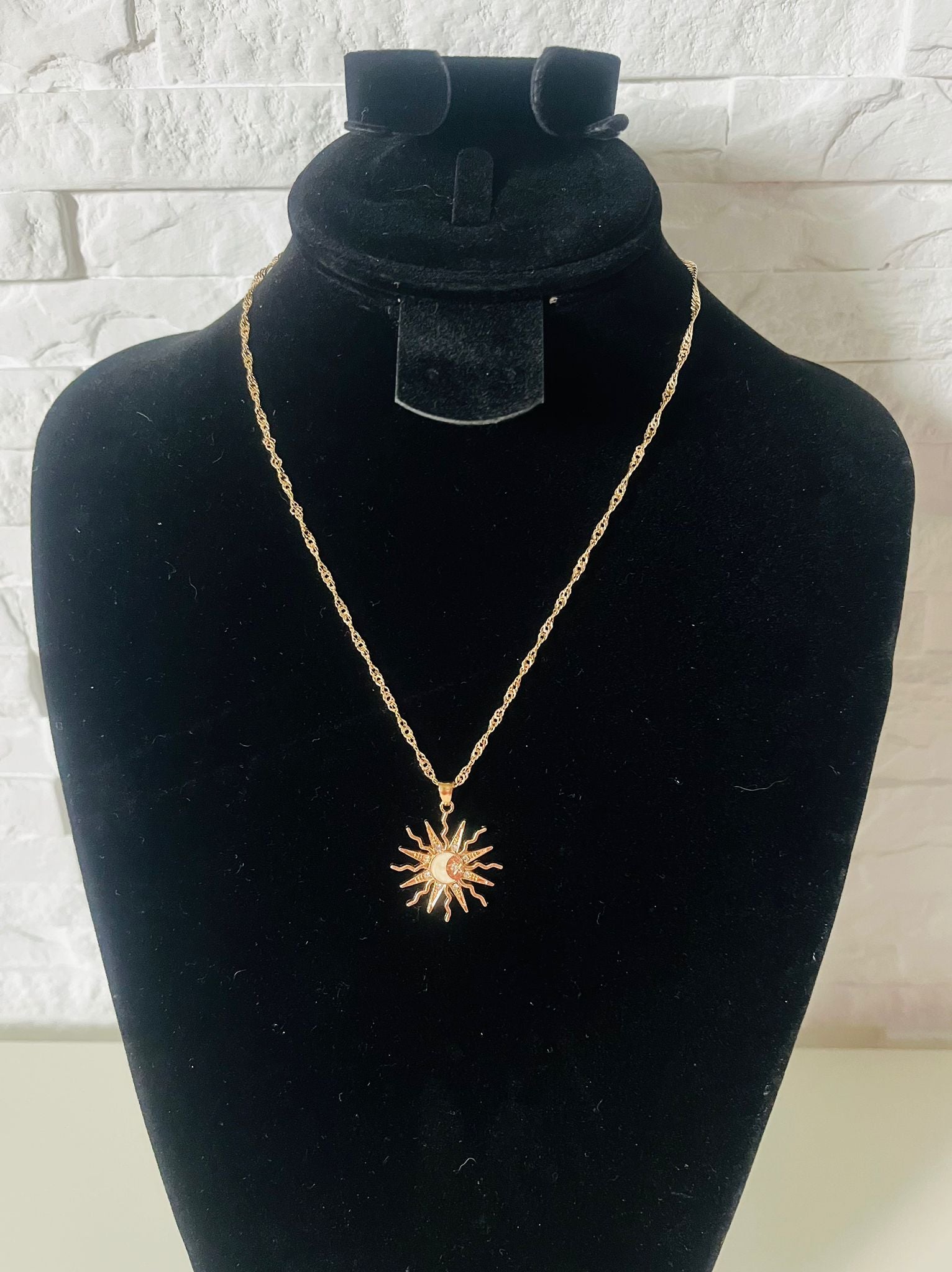 Naszyjnik Vintage z Zawieszką w kształcie Słońca