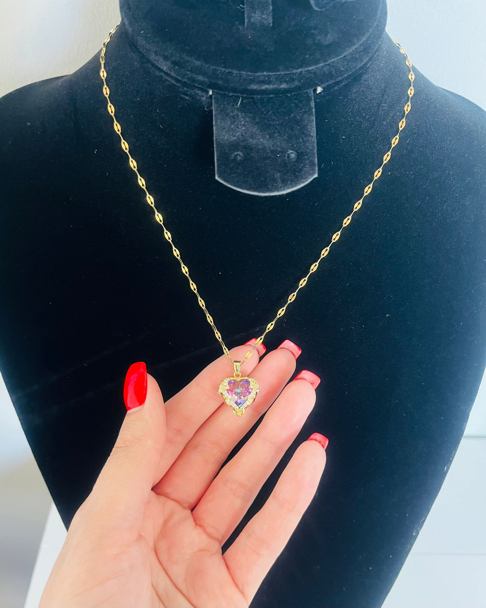 Elegancki Naszyjnik z wisiorkiem w kształcie serca - złoty odcień z różowym akcentem